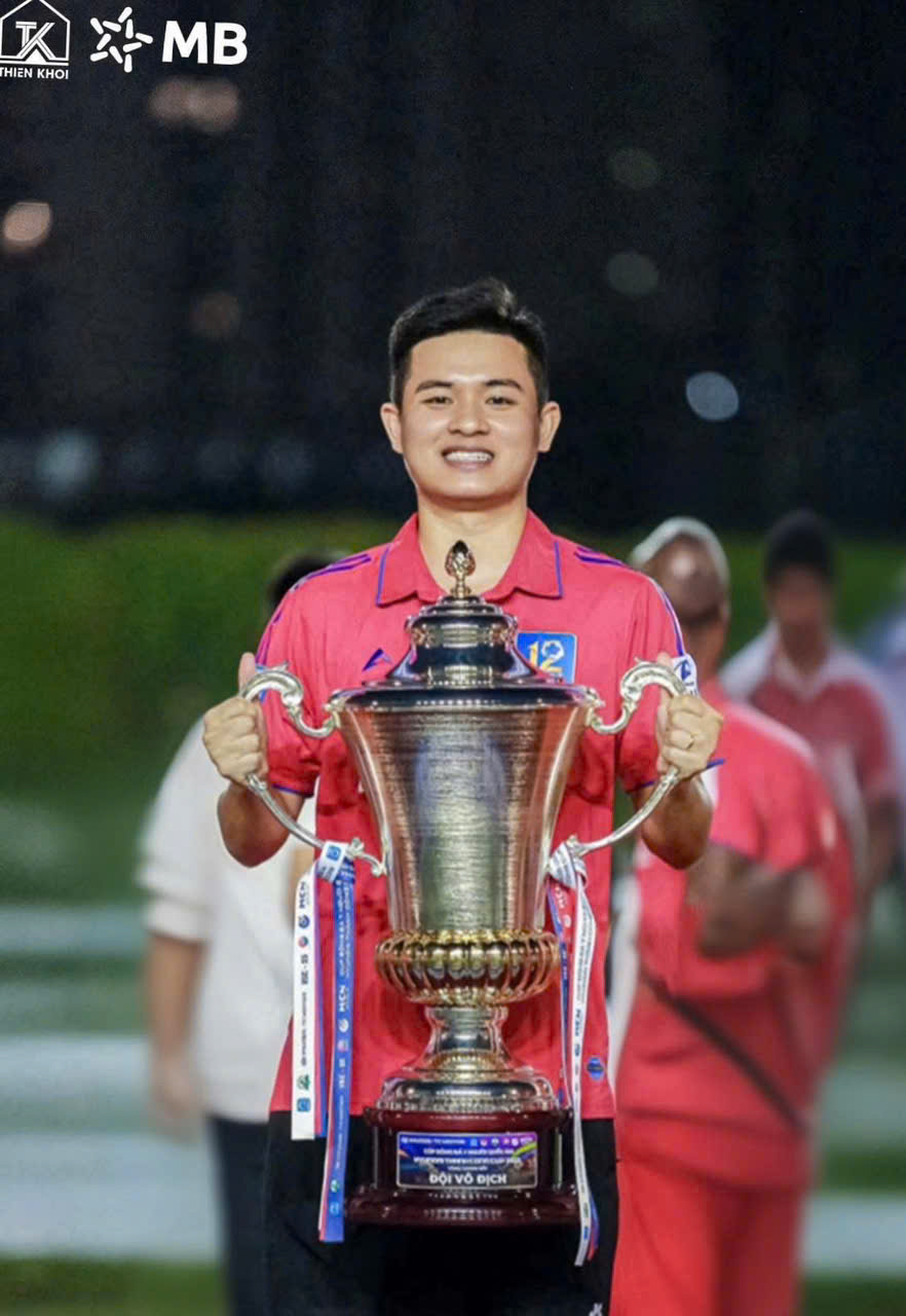 Tuấn Anh Jr nâng cúp cùng Thiên Khôi FC