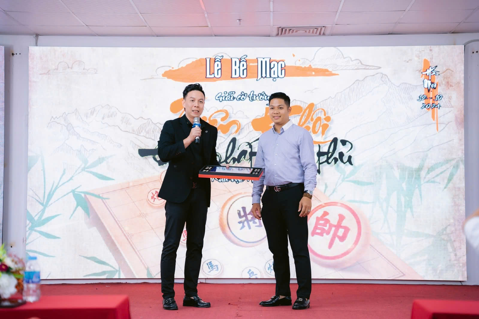Kỳ thủ Thiên Khôi thi đấu cờ tướng