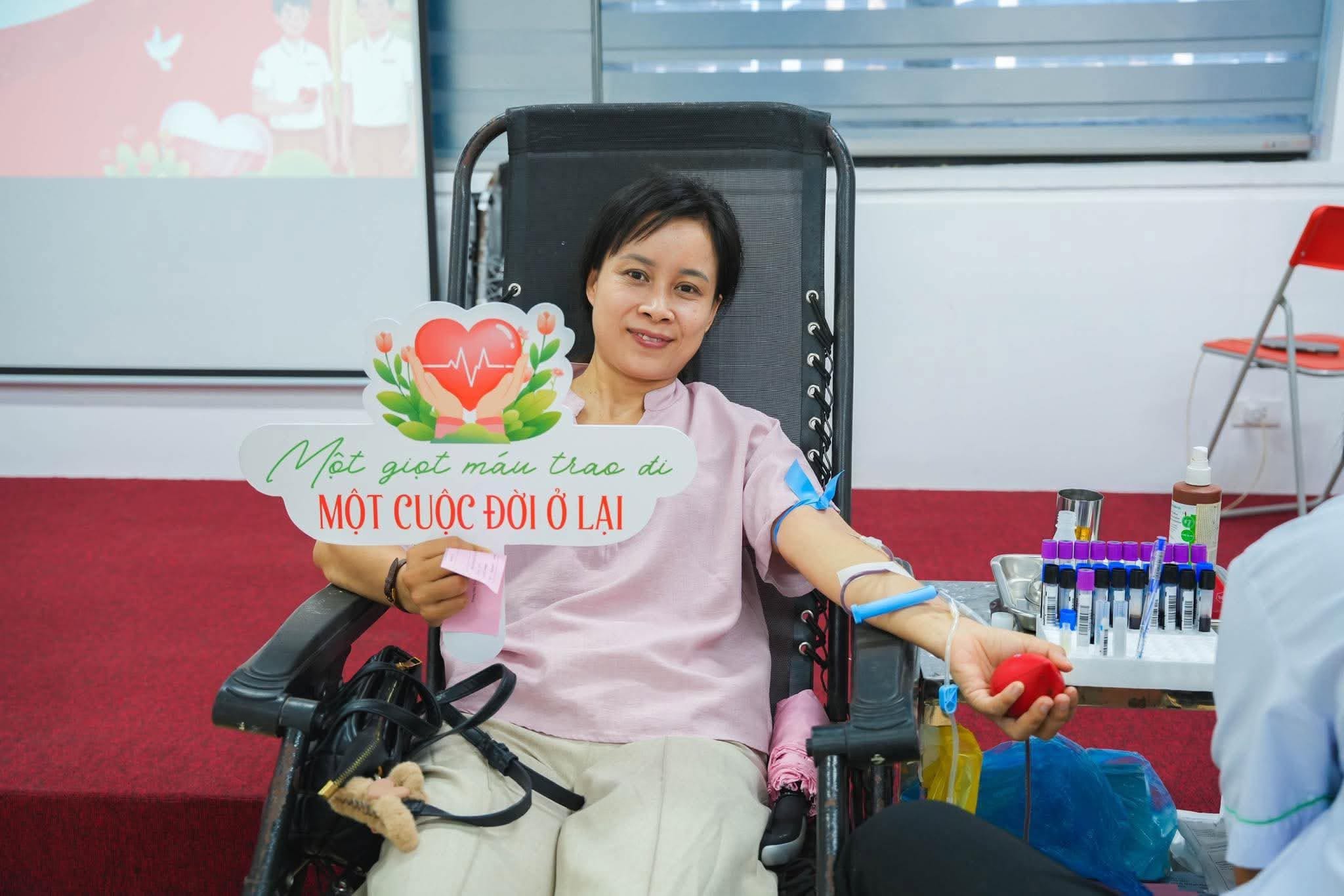 Nhân sự Thiên Khôi tham gia hiến máu