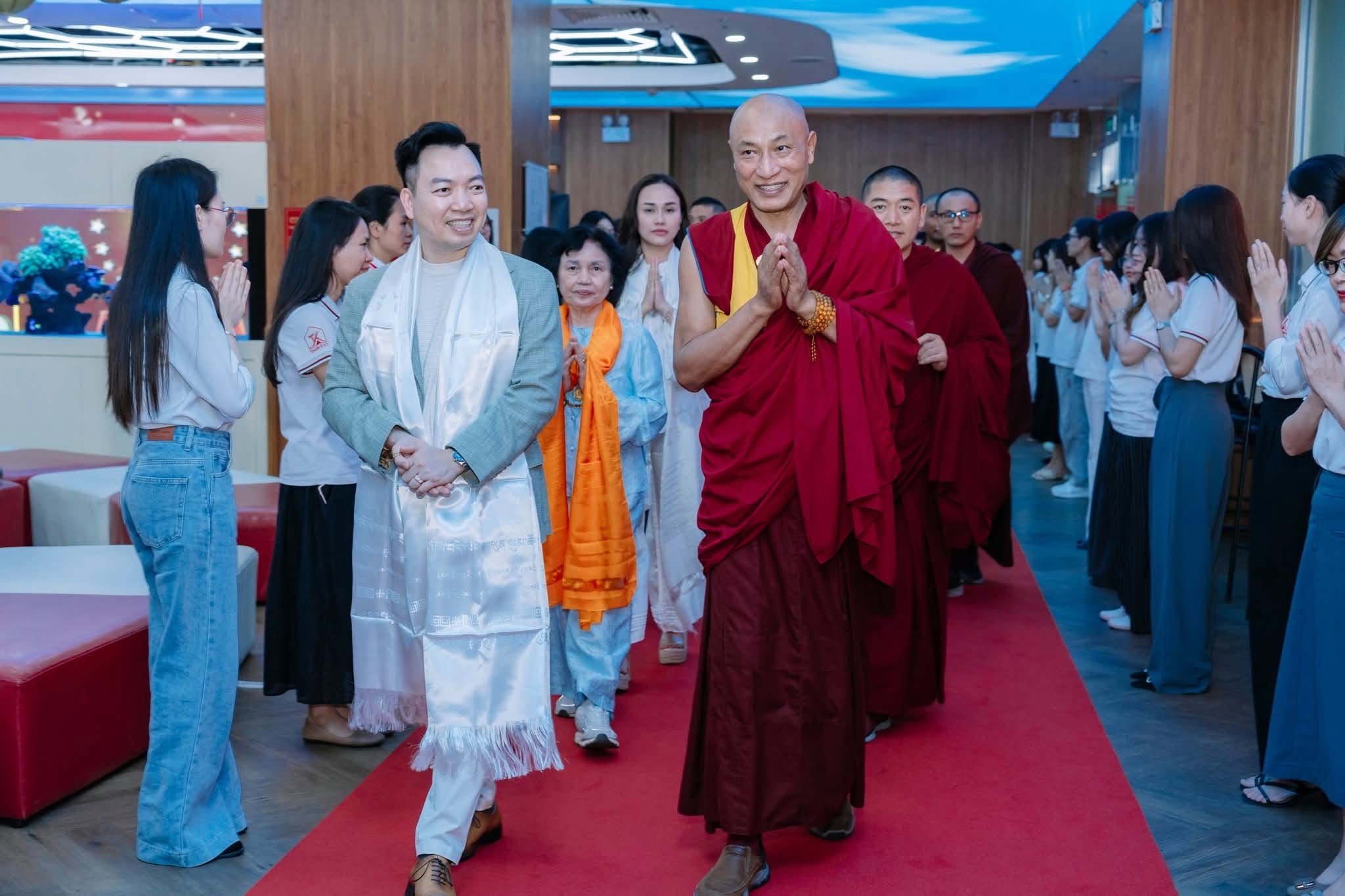Tôn sư Lama Thamthog Rinpoche được Thiên Khôi đón tiếp