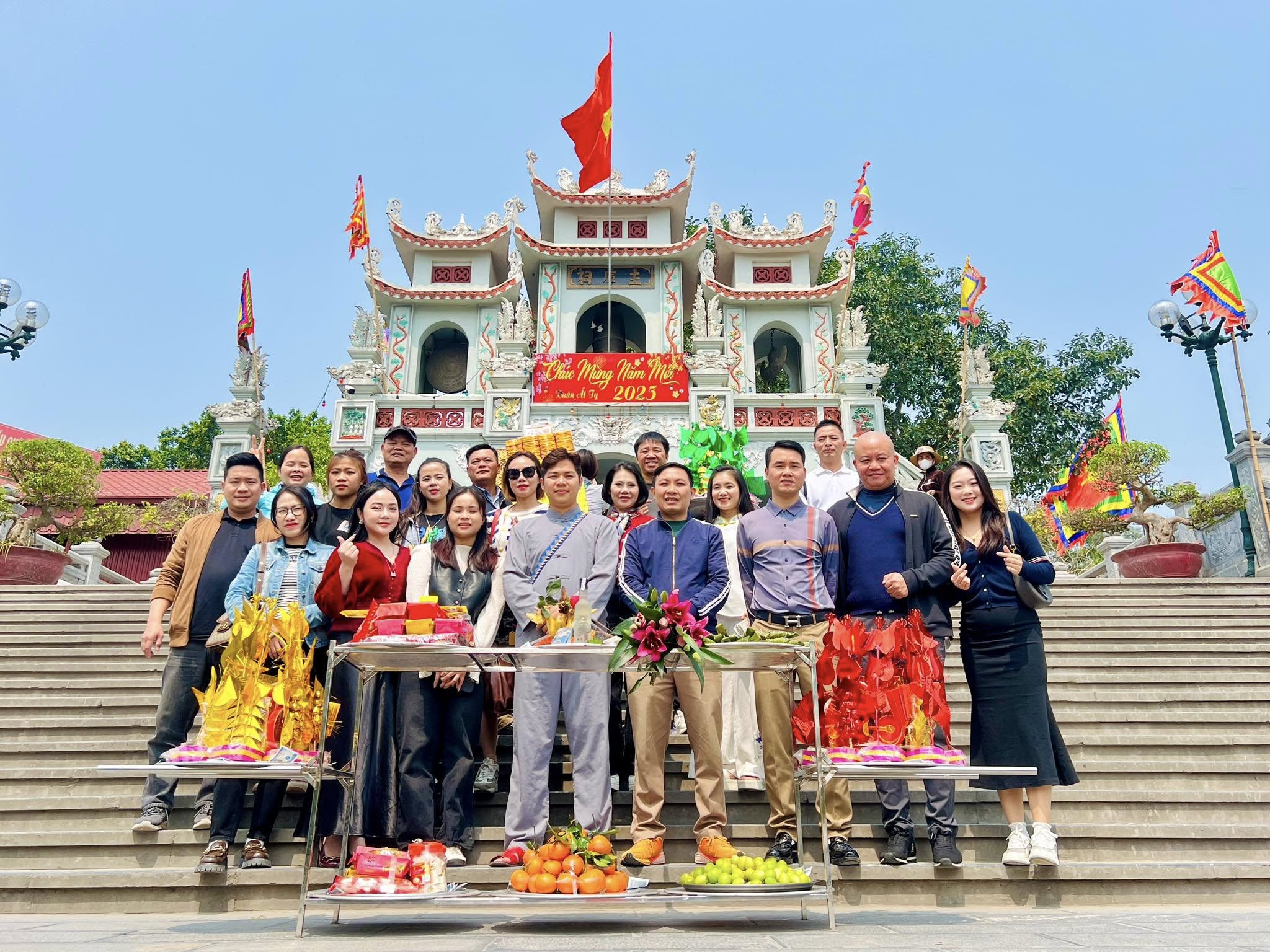 Đoàn Thiên Khôi du xuân lễ chùa đầu năm 2025
