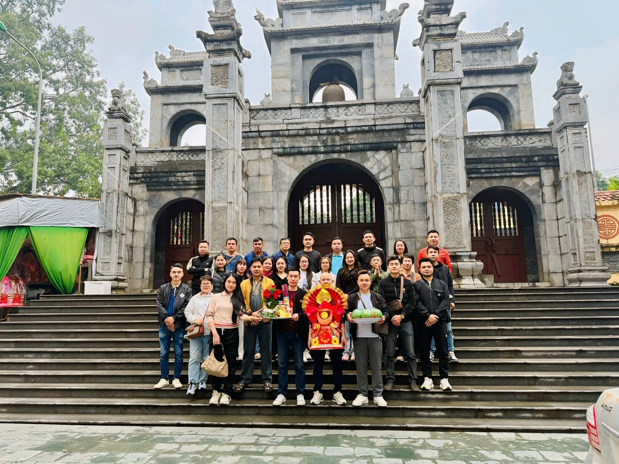 Đoàn Thiên Khôi du xuân lễ chùa đầu năm